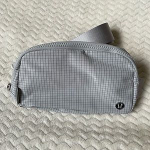 Lululemon Everywhere Belt Bag Seal Grey/Graphite Grey NWT